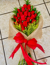 Load image into Gallery viewer, Ramos en variedad de empaque en combinación con Rosas. Llamar a tienda 787-768-0425
