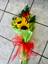 Load image into Gallery viewer, Ramos en variedad de empaque en combinación con Rosas. Llamar a tienda 787-768-0425
