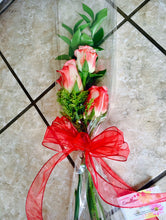 Load image into Gallery viewer, Ramos en variedad de empaque en combinación con Rosas. Llamar a tienda 787-768-0425
