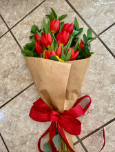 Load image into Gallery viewer, Ramos en variedad de empaque en combinación con Tulipanes. Llamar a tienda 787-768-0425
