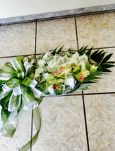Load image into Gallery viewer, Ramos en variedad de empaque en combinación con Rosas. Llamar a tienda 787-768-0425
