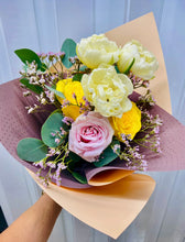 Load image into Gallery viewer, Ramos en variedad de empaque en combinación con Tulipanes. Llamar a tienda 787-768-0425
