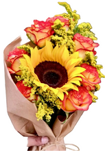 Load image into Gallery viewer, Ramos en variedad de empaque en combinación con Rosas. Llamar a tienda 787-768-0425
