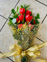Load image into Gallery viewer, Ramos en variedad de empaque en combinación con Tulipanes. Llamar a tienda 787-768-0425
