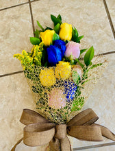 Load image into Gallery viewer, Ramos en variedad de empaque en combinación con Rosas. Llamar a tienda 787-768-0425
