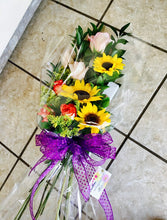 Load image into Gallery viewer, Ramos en variedad de empaque en combinación con Rosas. Llamar a tienda 787-768-0425

