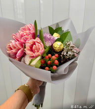 Load image into Gallery viewer, Ramos en variedad de empaque en combinación con Tulipanes. Llamar a tienda 787-768-0425
