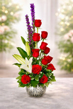Load image into Gallery viewer, "Enamorate" Arreglo de 12 Rosas
