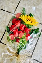 Load image into Gallery viewer, Ramos en variedad de empaque en combinación con Rosas. Llamar a tienda 787-768-0425
