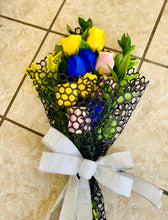 Load image into Gallery viewer, Ramos en variedad de empaque en combinación con Rosas. Llamar a tienda 787-768-0425
