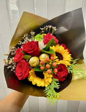 Load image into Gallery viewer, Bouquet Primaveral de Rosas y Girasoles
