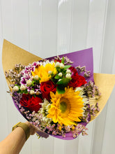 Load image into Gallery viewer, Bouquet Primaveral de Rosas y Girasoles
