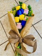 Load image into Gallery viewer, Ramos en variedad de empaque en combinación con Rosas. Llamar a tienda 787-768-0425
