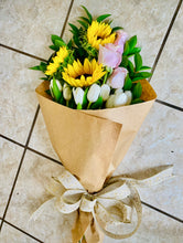 Load image into Gallery viewer, Ramos en variedad de empaque en combinación con Tulipanes. Llamar a tienda 787-768-0425
