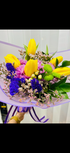 Load image into Gallery viewer, Ramos en variedad de empaque en combinación con Tulipanes. Llamar a tienda 787-768-0425
