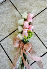 Load image into Gallery viewer, Ramos en variedad de empaque en combinación con Rosas. Llamar a tienda 787-768-0425
