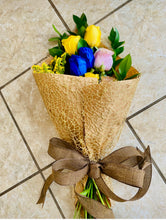 Load image into Gallery viewer, Ramos en variedad de empaque en combinación con Rosas. Llamar a tienda 787-768-0425
