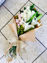 Load image into Gallery viewer, Ramos en variedad de empaque en combinación con Rosas. Llamar a tienda 787-768-0425
