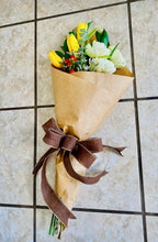 Load image into Gallery viewer, Ramos en variedad de empaque en combinación con Tulipanes. Llamar a tienda 787-768-0425
