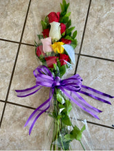 Load image into Gallery viewer, Ramos en variedad de empaque en combinación con Rosas. Llamar a tienda 787-768-0425
